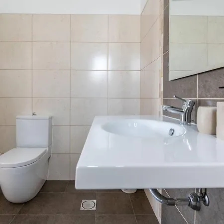 Villa Luxury Haven: Heated Pool, Ac & Sun