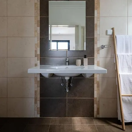 Luxury Haven: Heated Pool, Ac & Sun Villa