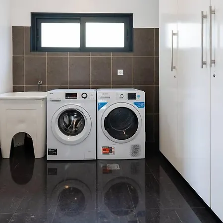 Luxury Haven: Heated Pool, Ac & Sun