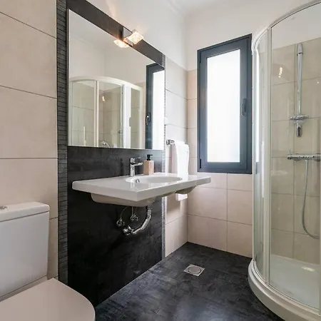 Luxury Haven: Heated Pool, Ac & Sun Villa