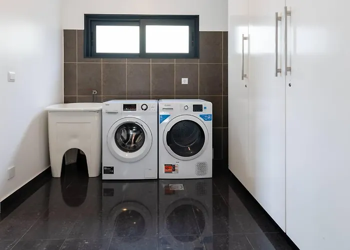 Luxury Haven: Heated Pool, Ac & Sun