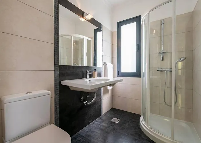 Luxury Haven: Heated Pool, Ac & Sun Villa