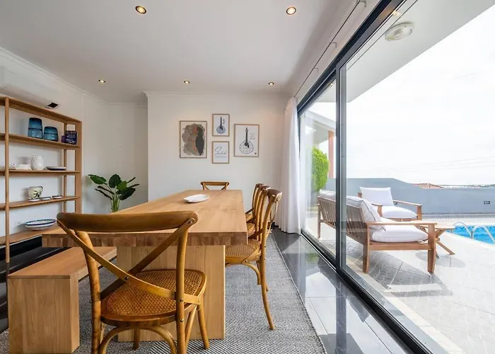 Luxury Haven: Heated Pool, Ac & Sun Villa